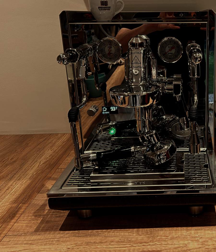 Siebträger-Espressomaschine aus Edelstahl mit zwei Manometern, das Display zeigt 93 Grad
