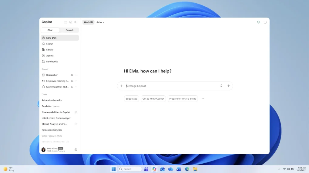 Die neue Copilot-App unter Windows mit Chat und Cowork, Work-IQ-Auswahl und der Begrüßung Hi Elvia, how can I help